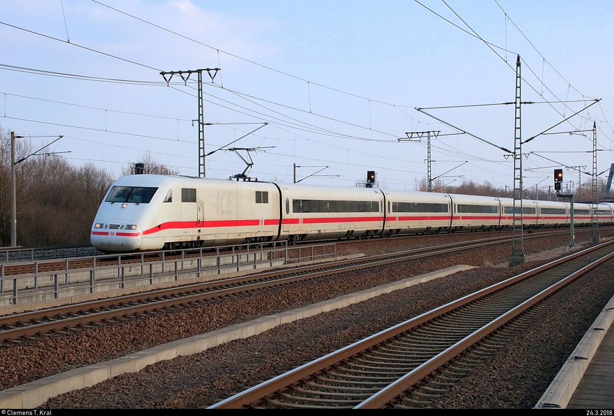 401 015 als ICE 693 (Linie 11) von Berlin Hbf (tief) nach Stuttgart Hbf durchfährt den Hp Leipzig Messe auf der Neubaustrecke Erfurt–Leipzig/Halle (KBS 580). [24.3.2018 | 16:55 Uhr]