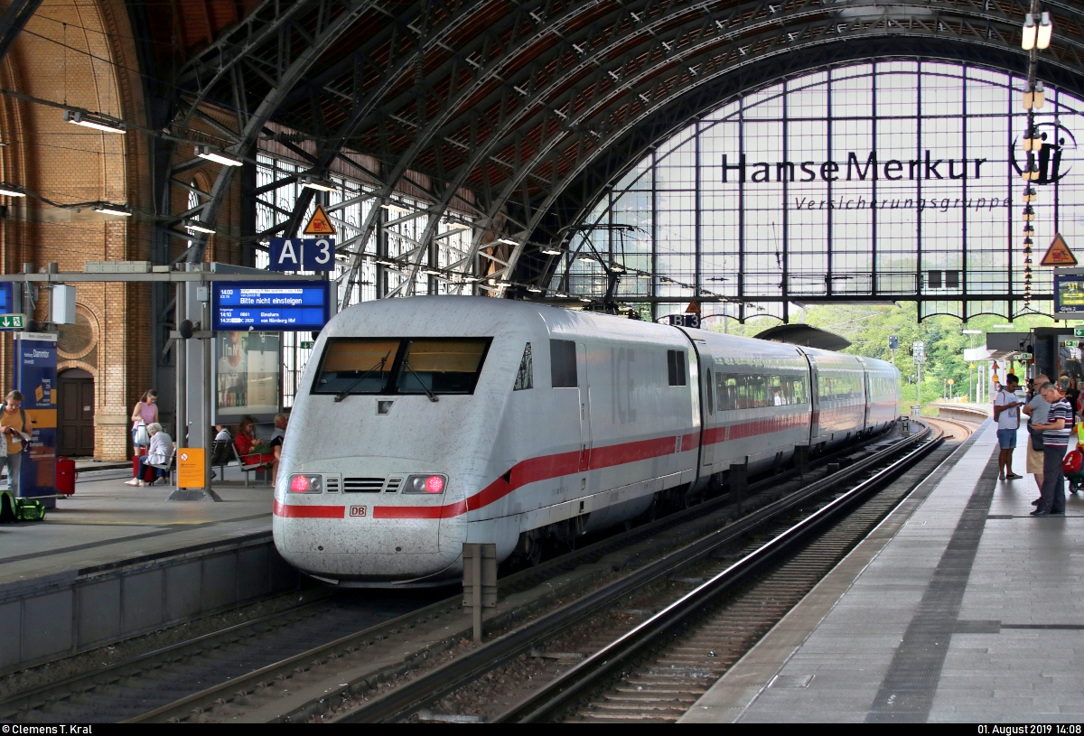401 017-9 (Tz 153  Neumünster ) als ICE 78 (Linie 20) von Zürich HB (CH) nach Hamburg-Altona (D) steht im Hp Hamburg Dammtor auf der Hamburg-Altonaer Verbindungsbahn (KBS 137.1).
[1.8.2019 | 14:07 Uhr]