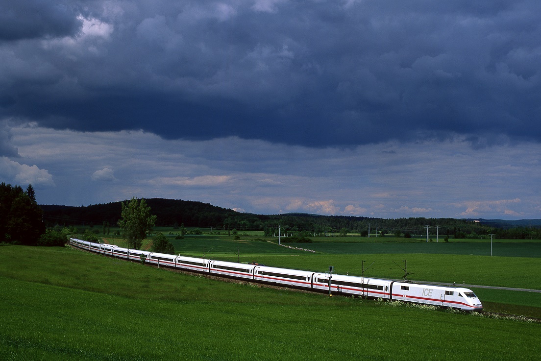 401 051 als ICE29 bei Parsberg, 07.06.2006.