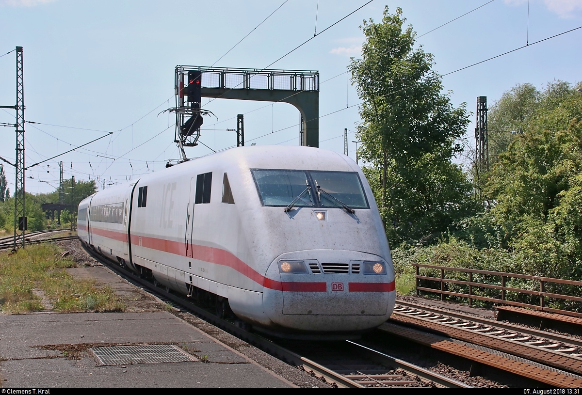 401 052-6 (Tz 152  Hanau ) als unbekannter ICE Richtung Hamburg erreicht den Bahnhof Uelzen auf Gleis 102.
[7.8.2018 | 13:31 Uhr]