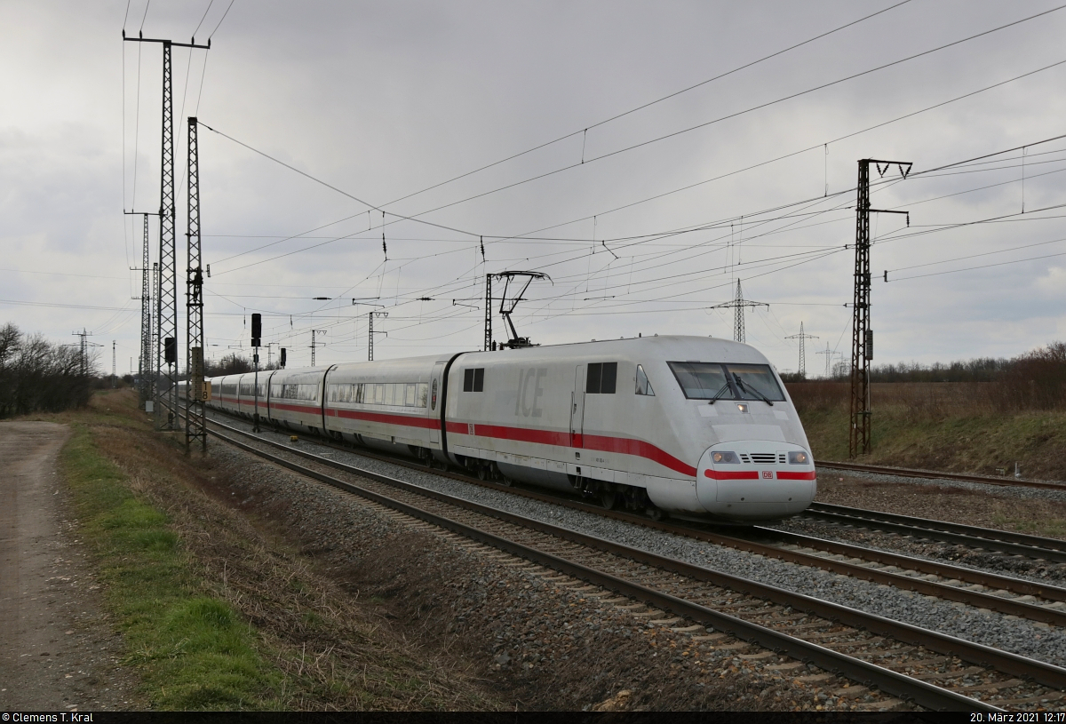401 053-4 (Tz 153  Neumünster ) als unbekannter Umleiter-ICE unterwegs in Großkorbetha.

🧰 DB Fernverkehr
🚩 Bahnstrecke Halle–Bebra (KBS 580)
🕓 20.3.2021 | 12:17 Uhr