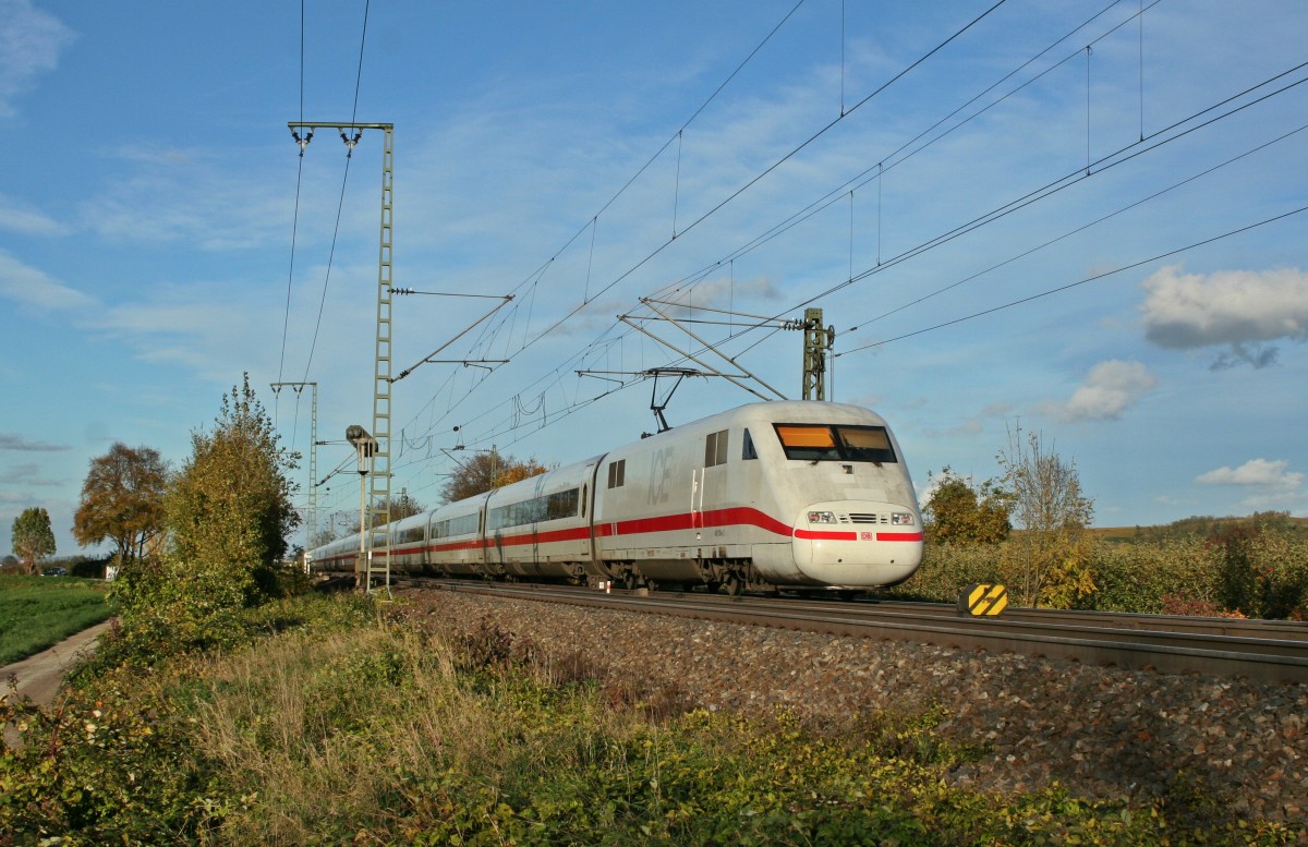 401 054-2 als ICE 70 von Basel SBB nach Hamburg Altona am Nachmittag des 09.11.13 beim Verlassen des Bahnhofs Mllheim (Baden).