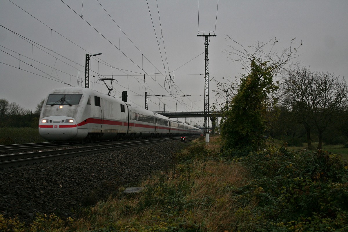401 054-2 als ICE 70 von Basel SBB nach Hamburg Altona am Nachmittag des 22.11.13 beim Verlassen des Bahnhofs M�llheim (Baden).