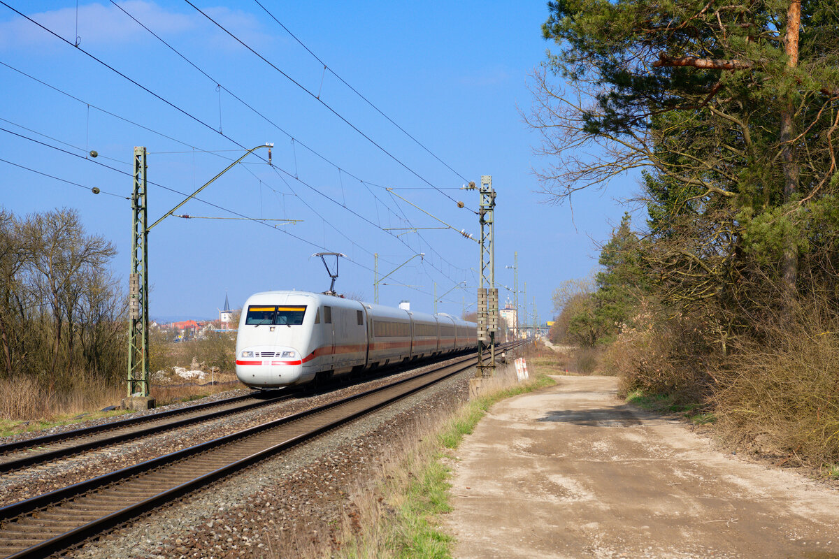 401 054 DB Fernverkehr als ICE 701 (Hamburg-Altona - München Hbf) bei Hirschaid, 24.03.2021