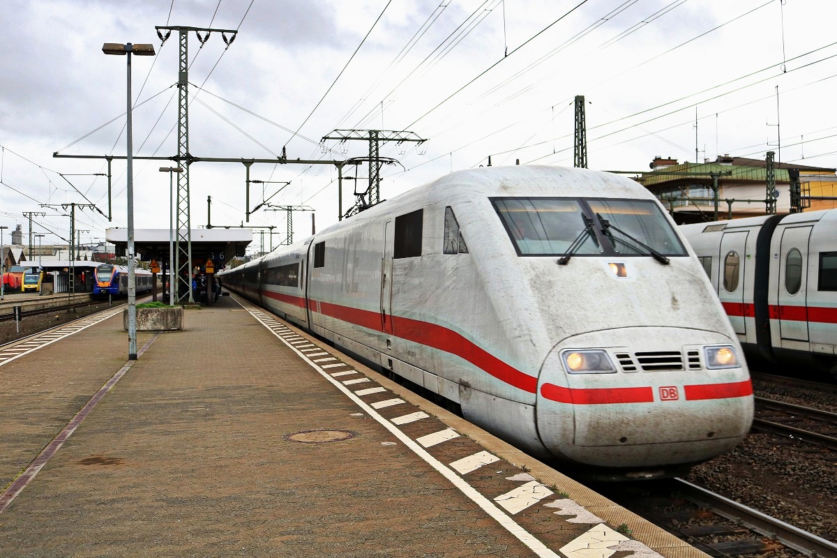 401 055 (Tz 155  Rosenheim ) als ICE 578 (Linie 22) von Stuttgart Hbf nach Hamburg-Altona durchfährt den Bahnhof Fulda auf Gleis 6. Bild durchlief die Selbstfreischaltung. [22.10.2017 | 14:00 Uhr]