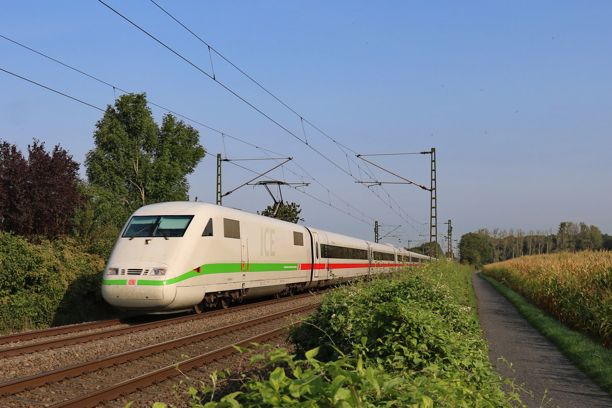 401 055/555 als einer von zwei, auf nur noch neun Mittelwagen verkürzten ICE1 Triebzügen unterwegs durch das südöstliche Münsterland bei Mersch, seine Reise führte ihn als ICE923 von Hamburg nach Frankfurt.