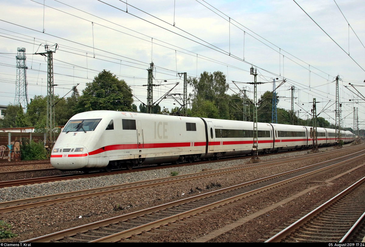 401 056-7 (Tz 156  Heppenheim/Bergstraße ) als ICE 588 (Linie 25) von München Hbf nach Hamburg-Altona erreicht den Bahnhof Hamburg-Harburg auf Gleis 2.
Aufgenommen von Bahnsteig 5/6.
[5.8.2019 | 17:24 Uhr]