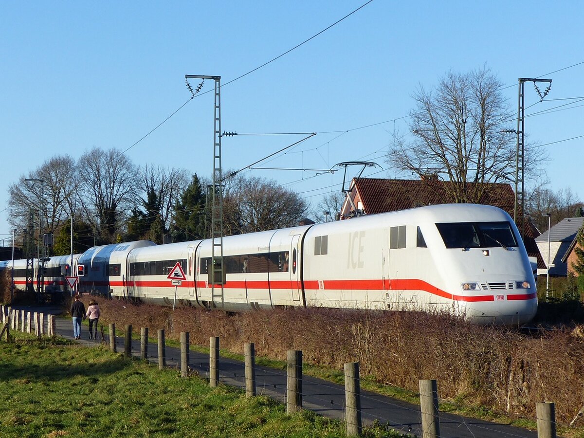 401 056 als ICE 1103 Norddeich=Mole - Stuttgart (nur an Sa) am ehem. Po 210 in Rheine, 25.12.2021