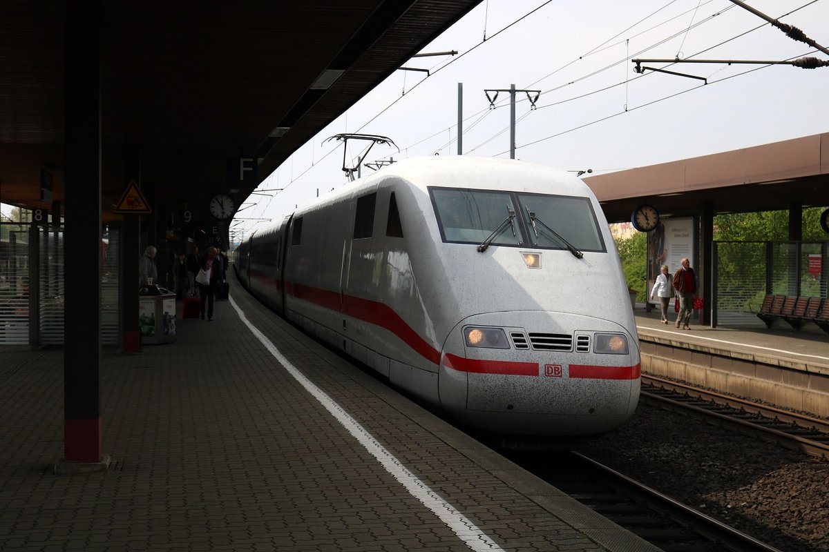 401 057-5 (Tz 157  Landshut ) als ICE 882 (Linie 25) von München Hbf nach Hamburg-Altona lässt Fahrgäste im Bahnhof Göttingen ein- und aussteigen. [1.5.2017 - 11:55 Uhr]
