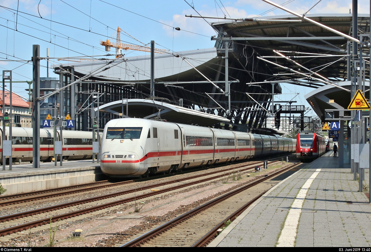 401 057-5 (Tz 157  Landshut ) als ICE 599 (Linie 11) von Hamburg-Altona nach München Hbf erreicht Erfurt Hbf verfrüht auf Gleis 2.
[3.6.2019 | 13:40 Uhr]