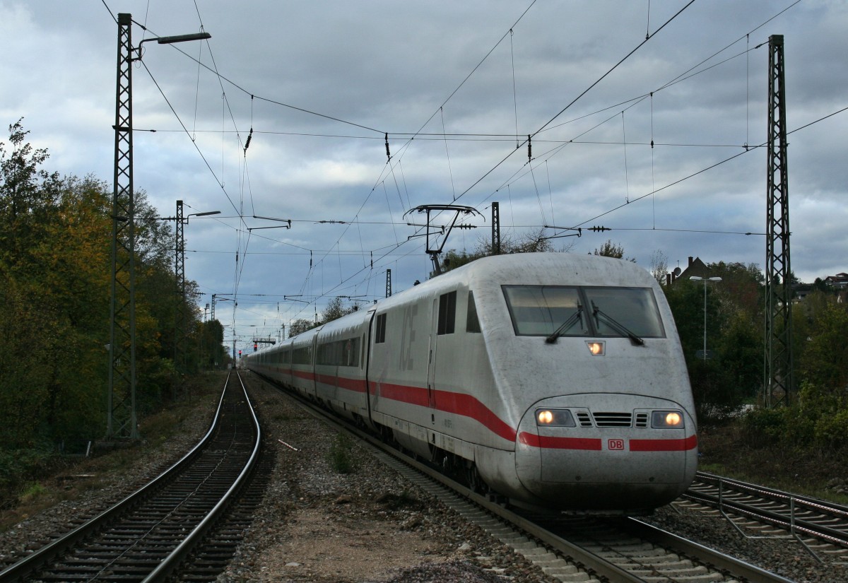 401 057-5 war am 02.11.13 als ICE 279 von Berlin Ostbahnhof nach Basel SBB unterwegs. Hier ist der Zug bei der Durchfahrt im Bahnhof Emmendingen zu sehen.