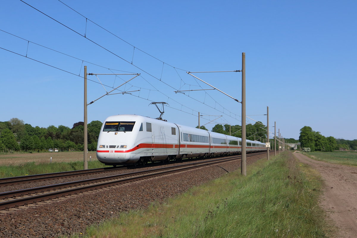 401 057-6 als ICE nach Hamburg am 13.05.2016 in der Nähe von Brahlstorf. 