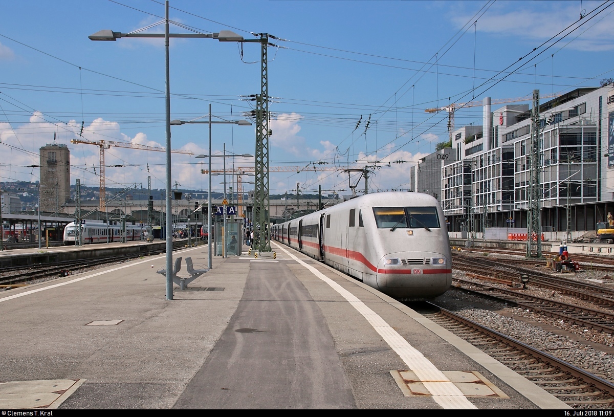 401 057 (Tz 157  Landshut ) als ICE 578 (Linie 22) nach Hamburg-Altona steht in seinem Startbahnhof Stuttgart Hbf auf Gleis 5.
[16.7.2018 | 11:09 Uhr]