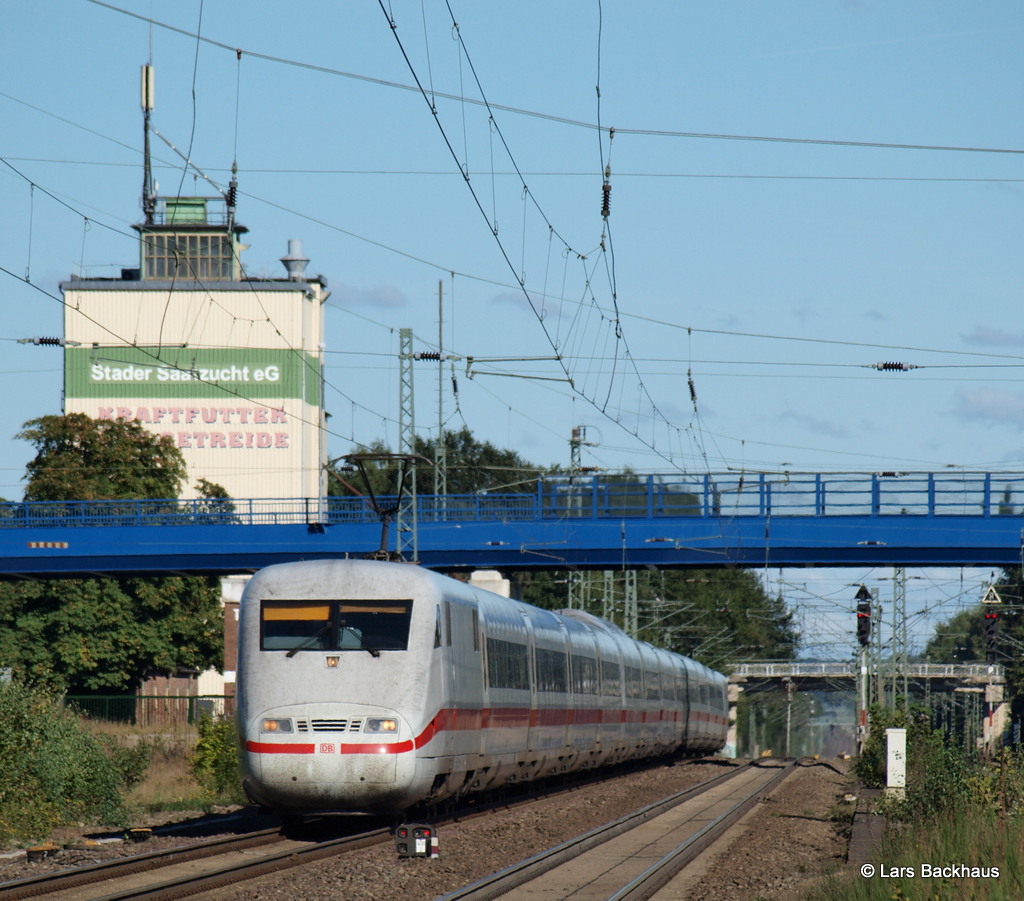 401 058 + 401 558 eilen als ICE-Umleiter von der L�neburger Strecke durch Tostedt Richtung Bremen/Hannover. Aufgenommen am 29.09.13.