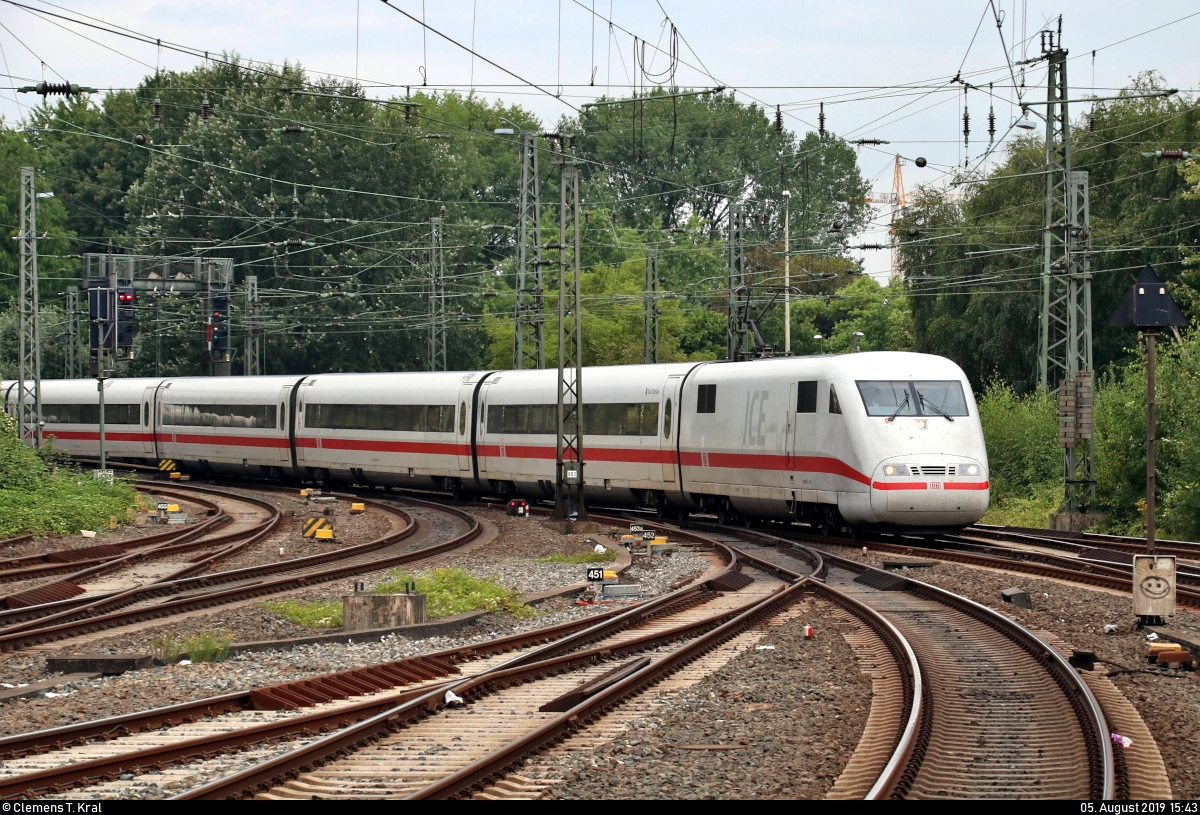 401 059-1 (Tz 159  Bad Oldesloe ) als verspäteter ICE 801 (Linie 18) von Kiel Hbf nach München Hbf erreicht Hamburg Hbf auf Gleis 5.
Aufgenommen von Bahnsteig 7/8.
[5.8.2019 | 15:43 Uhr]