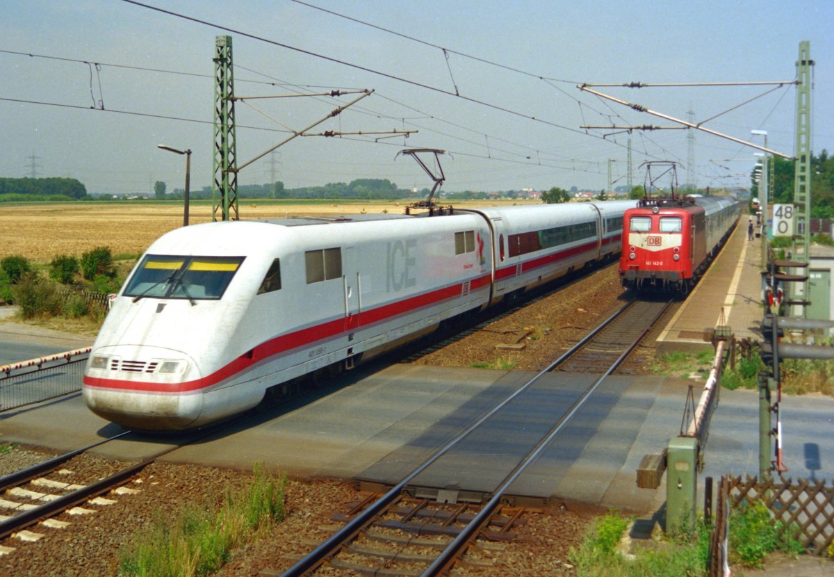 401 059 als ICE 593  Walter Gropius  (Berlin–Frankfurt–Mnchen) und 141 142 mit RB 16378 (Biblis–Frankfurt) am 12.08.1998 in Riedstadt-Wolfskehlen
