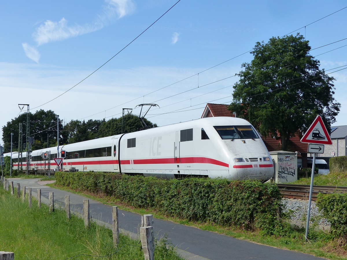 401 059 als Knotenpunktreserve für IC Amstderdam - Berlin (ab Bad Bentheim) in Rheine, 03.08.2022