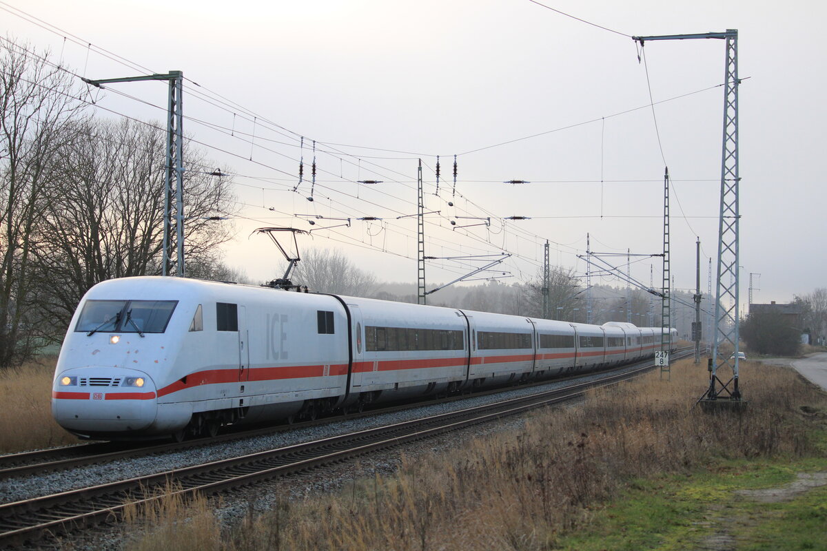 401 059 ziehend & 401 559 schiebend (Bad Oldesloe), als ICE 1043 durchfährt hier Teschenhagen (Rügen) auf der Fahrt von Berlin Südkreuz zum Ostseebad Binz.