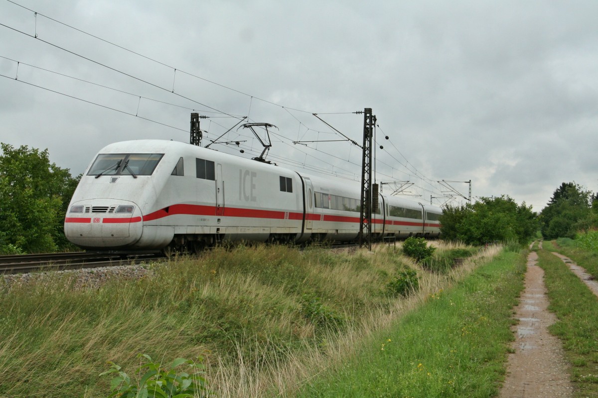 401 060-9 als ICE 70 von Basel SBB nach Hamburg-Altona am Nachmittag des 30.07.14 bei H�gelheim.