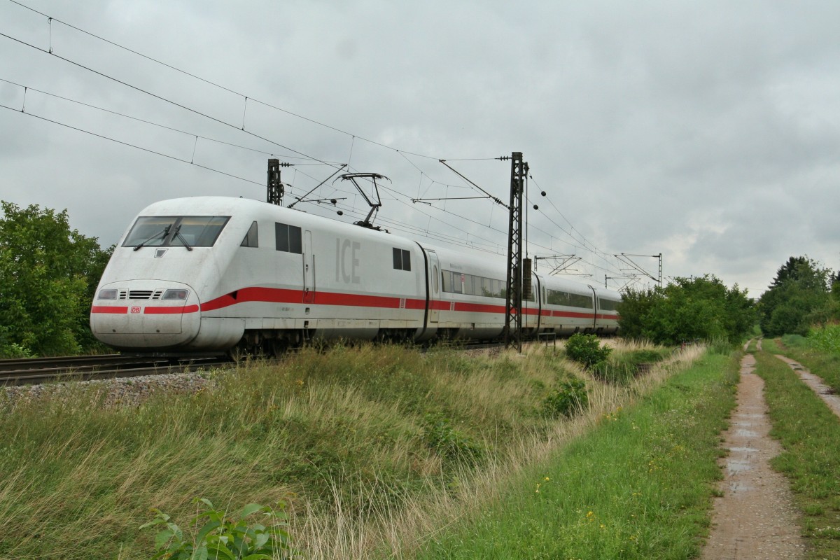 401 060-9 als ICE 70 von Basel SBB nach Hamburg-Altona am Nachmittag des 30.07.14 bei Hgelheim.