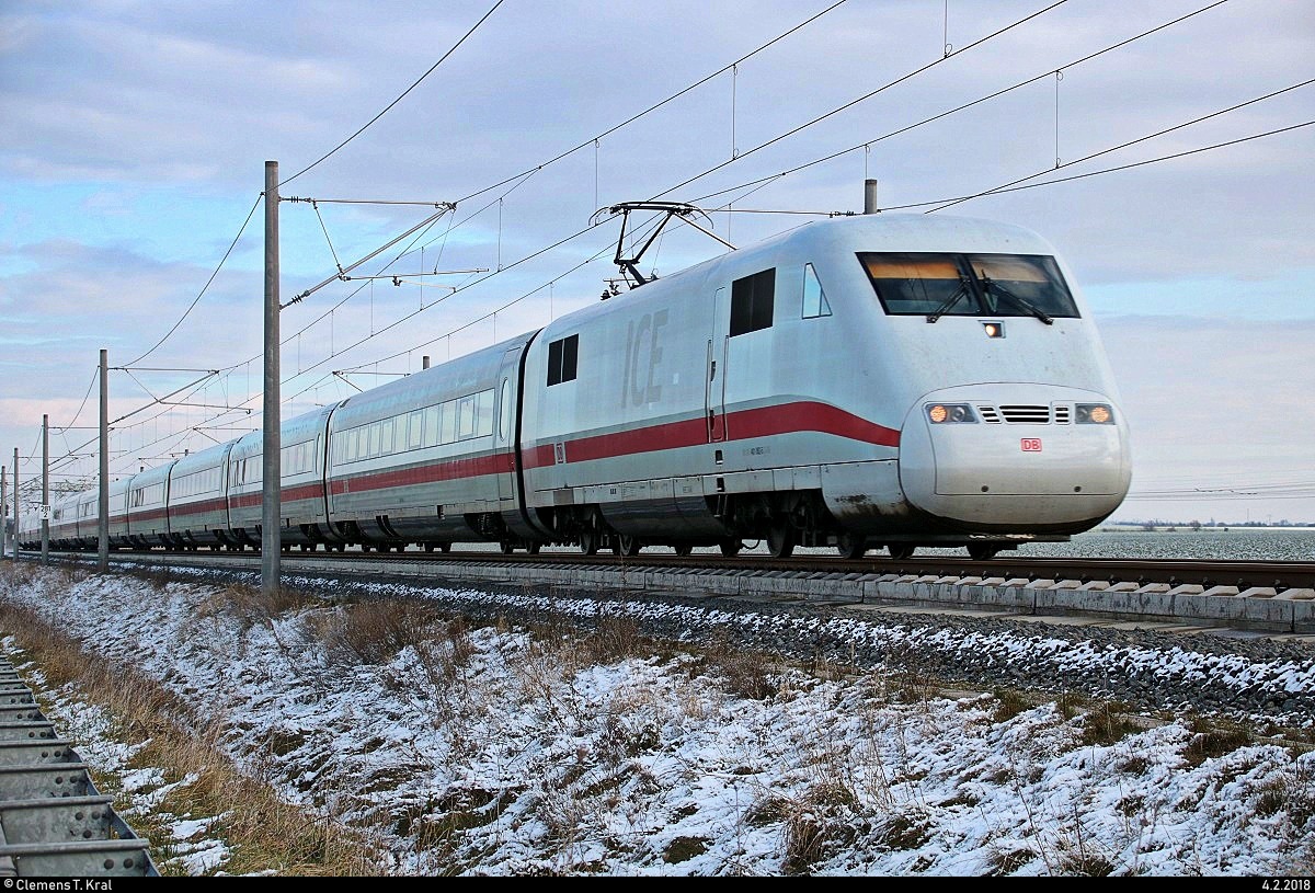 401 062-6 (Tz 162  Geisenheim/Rheingau ) als ICE 599 (Linie 11) von Hamburg-Altona nach München Hbf fährt bei Dieskau auf der Neubaustrecke Erfurt–Leipzig/Halle (KBS 580). Bild durchlief die Selbstfreischaltung. [4.2.2018 | 13:02 Uhr]