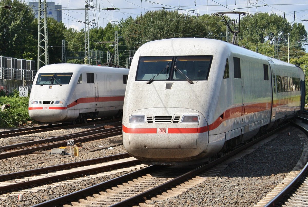 401 064-1 trifft am 2.9.2017 als ICE881 von Hamburg-Altona nach München Hauptbahnhof im Hamburger Hauptbahnhof auf 401 082-3  Rüdesheim  als Leerzug in Richtung Norden. 