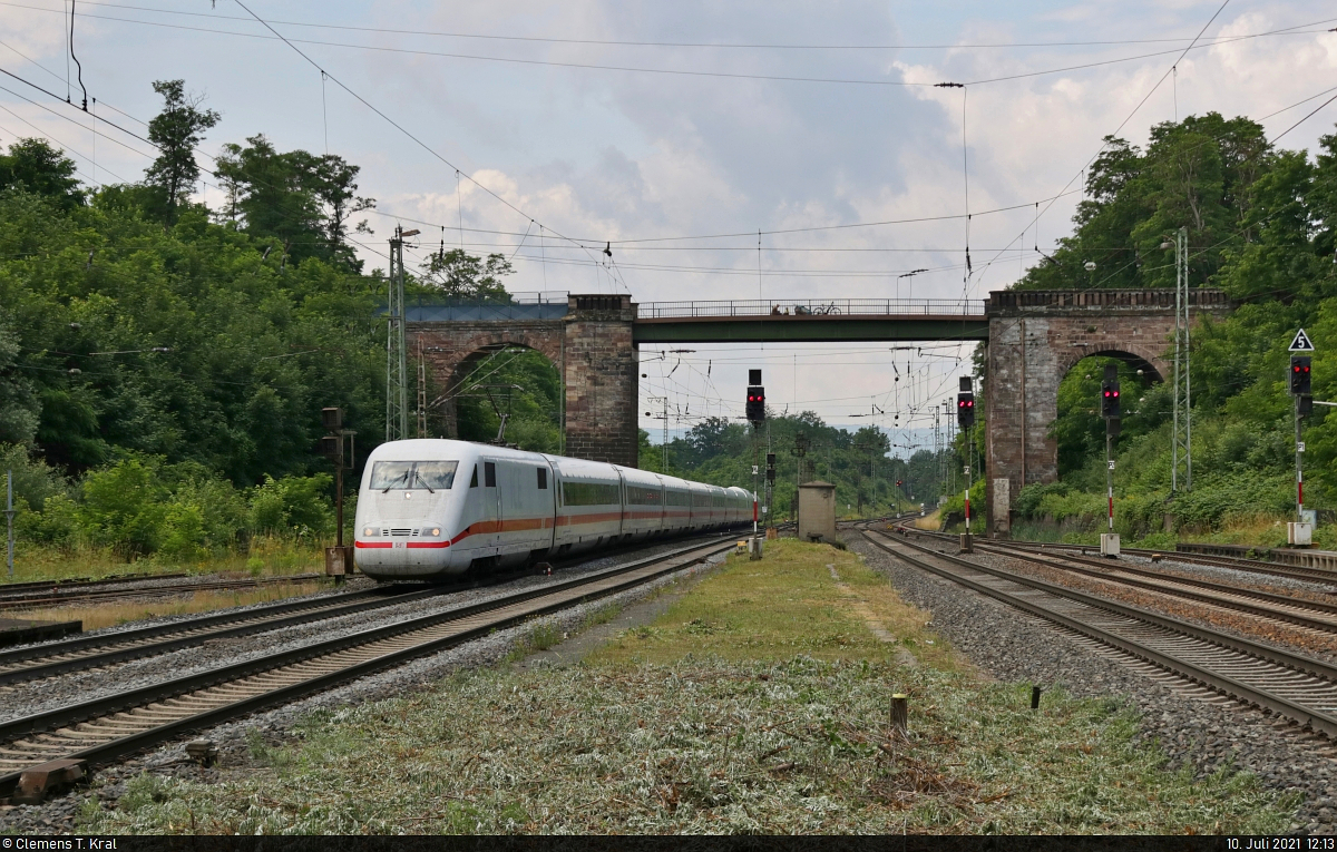 401 067-4 durchfährt umleitungsbedingt den Bahnhof Eichenberg auf Gleis 5 Richtung Göttingen.
Aufgenommen am Ende des Bahnsteigs 3/4.

🧰 DB Fernverkehr
🚝 ICE 882 (Linie 25) München Hbf–Hamburg-Altona
🚩 Bahnstrecke Frankfurt–Göttingen (KBS 613)
🕓 10.7.2021 | 12:13 Uhr