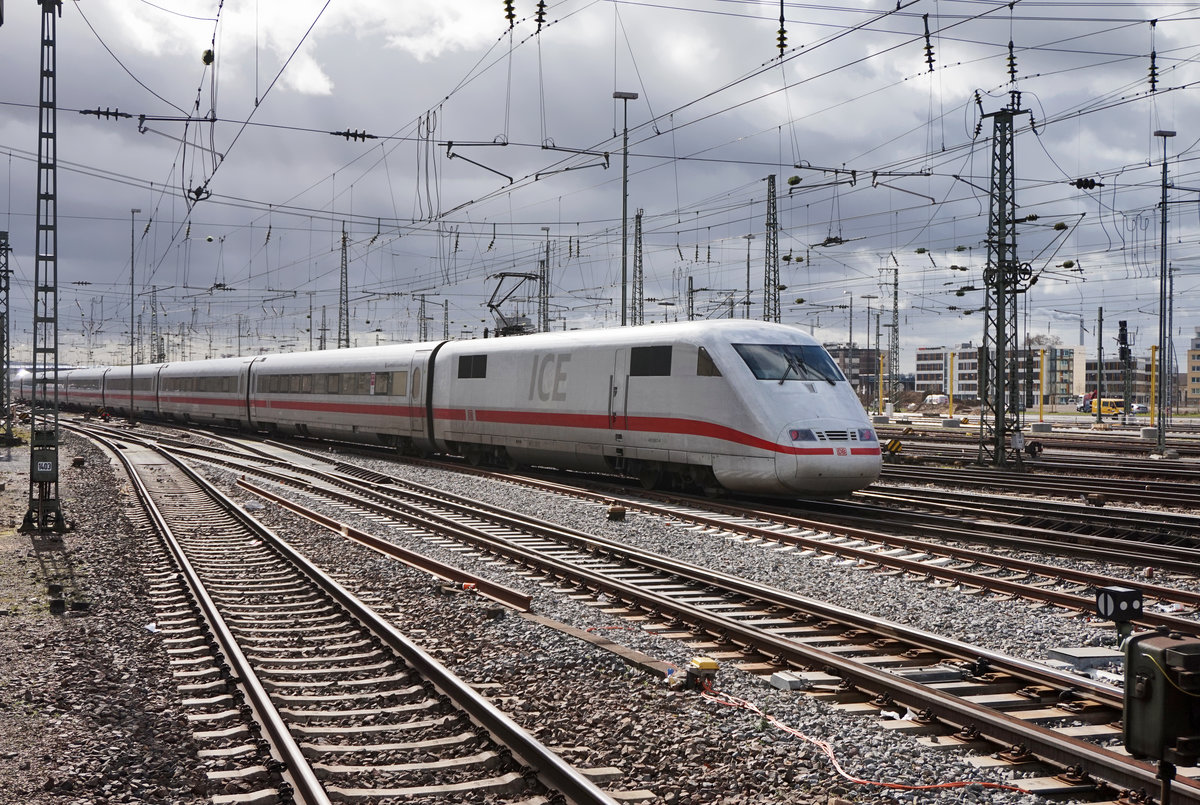401 067-4 verlässt als ICE 1091  ICE Sprinter  (Berlin Ostbahnhof - Frankfurt(Main)Hbf - München Hbf), am 29.3.2016 den Hauptbahnhof Mannheim.