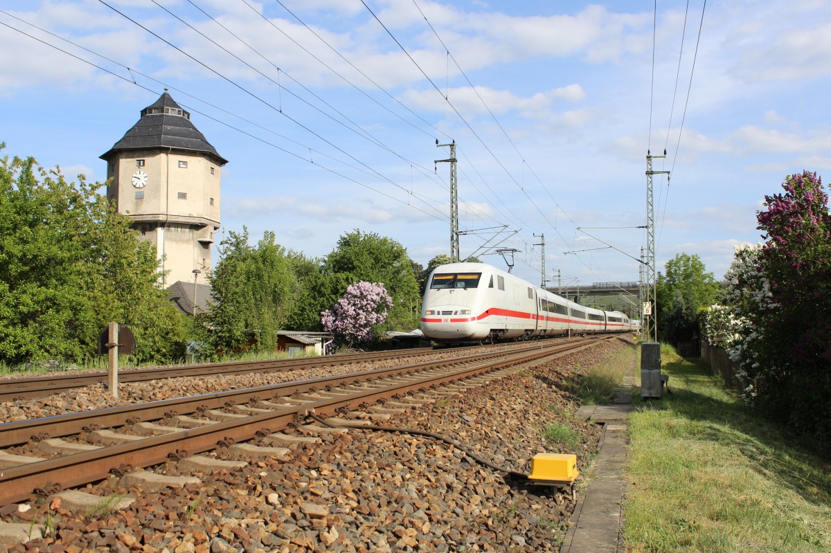 401 067 zu sehen am 17.05.15 bei der Ausfahrt in Saalfeld/Saale.