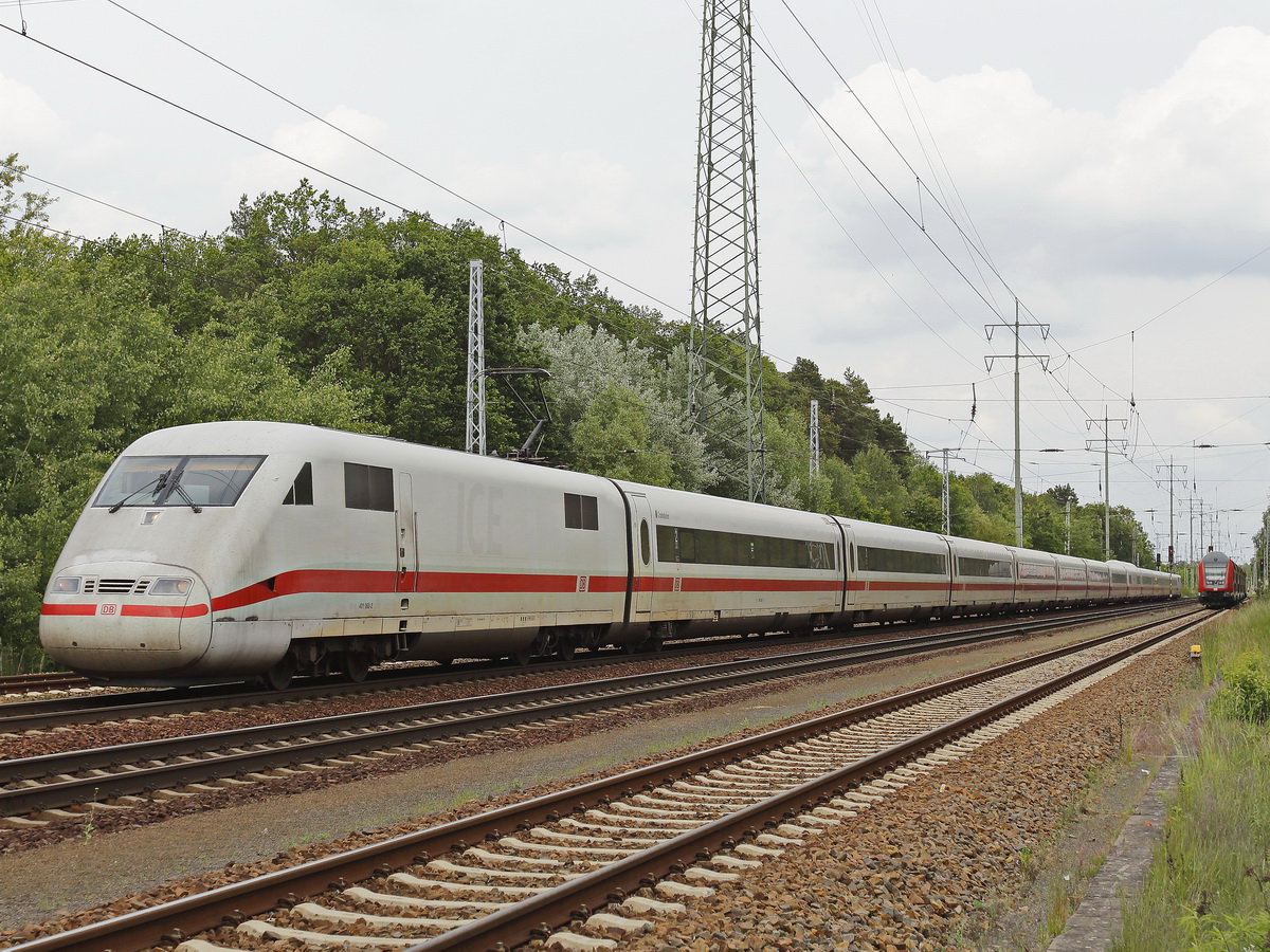 401 068-2  Crailsheim  am 28. Mai 2019 bei Diedersdorf aus Richtung Berlin. 