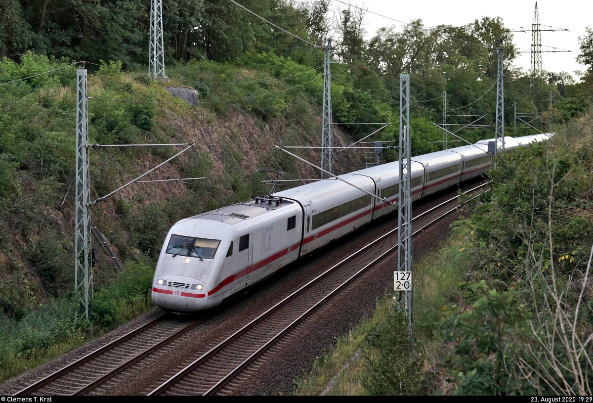 401 068/401 568 (Tz 168  Crailsheim ) unterwegs bei Muldenstein.
Aufgenommen von der Brücke L 138.

🧰 DB Fernverkehr
🚝 ICE 704 (Linie 18) München Hbf–Berlin Hbf (tief)
🚩 Bahnstrecke Berlin–Halle (KBS 250)
🕓 23.8.2020 | 19:29 Uhr