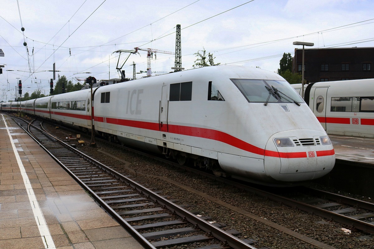 401 070-8 (Tz 170) als ICE 801 (Linie 28) von Kiel Hbf nach Berlin Südkreuz fährt in den Bahnhof Hamburg-Altona ein. [29.7.2017 - 15:11 Uhr]