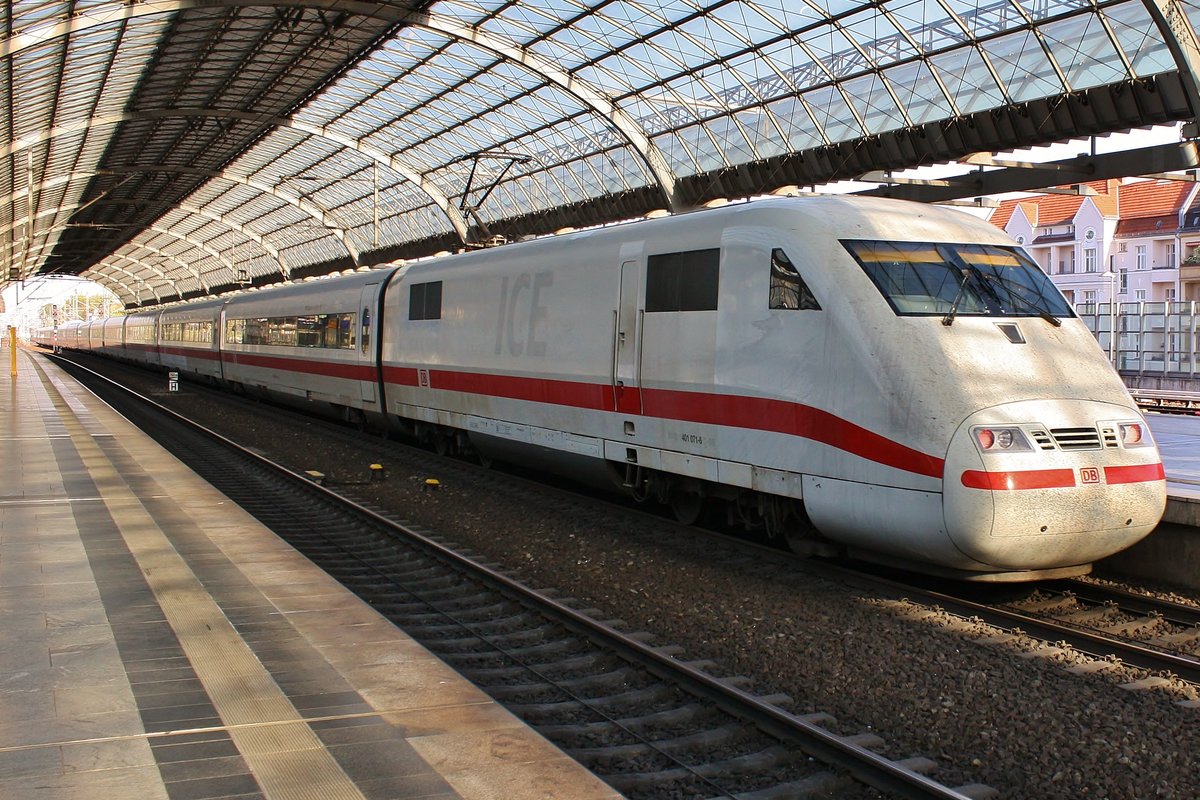 401 071-6  Heusenstamm  fährt am 19.4.2019 als ICE652 von Berlin Ostbahnhof nach Köln Hauptbahnhof aus Berlin Spandau aus. 