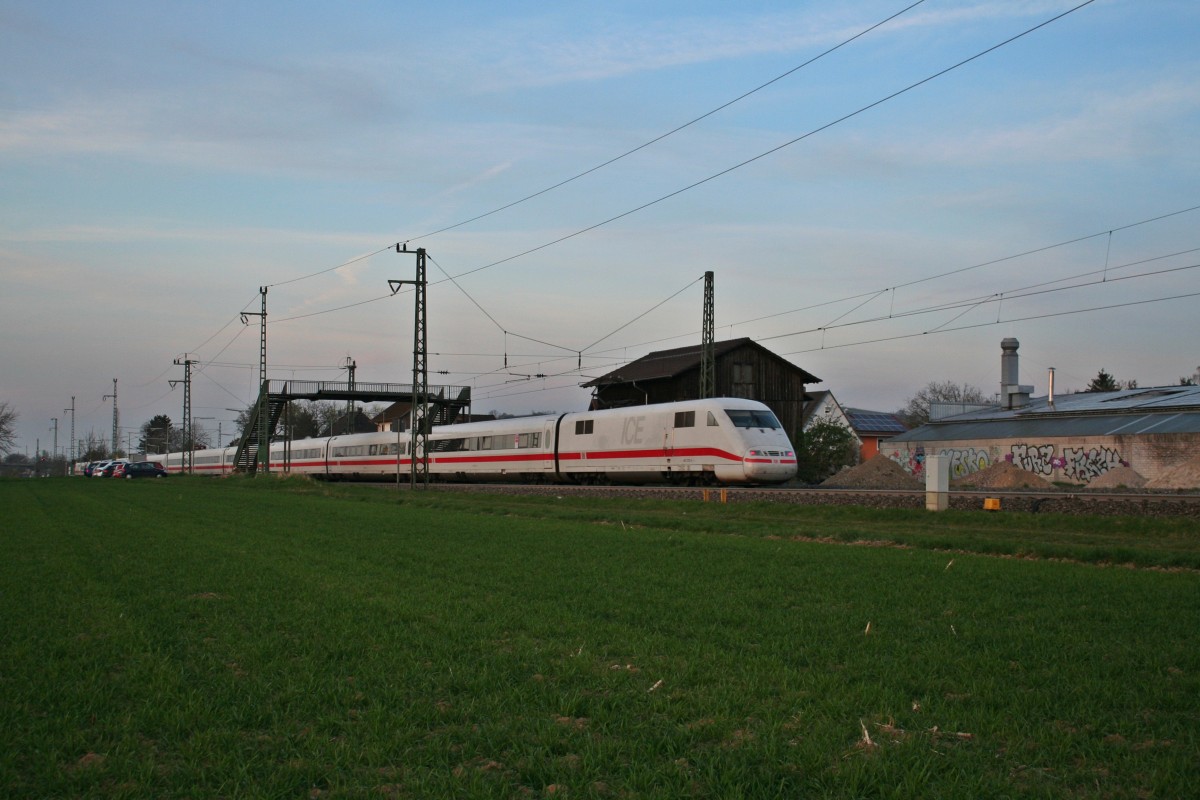 401 072-4 als ICE 1172 von Z�rich HB nach Hambur-Altona am Abend des 29.03.14 in Auggen.