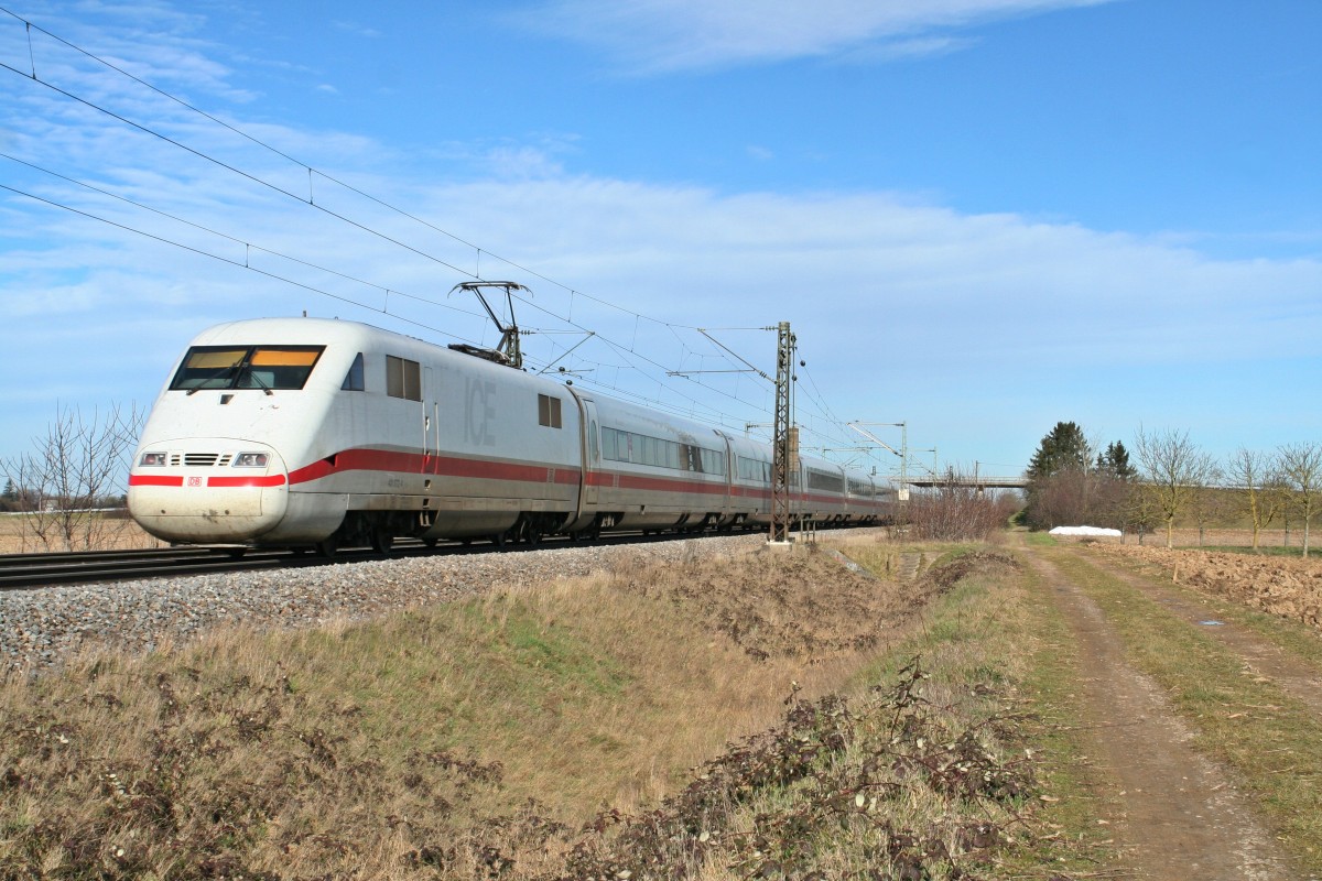 401 072-4 als ICE 72 von Zrich HB nach Hamburg-Altona am 06.02.14 bei Hgelheim.
Viele Gre an den Lokfhrer!
