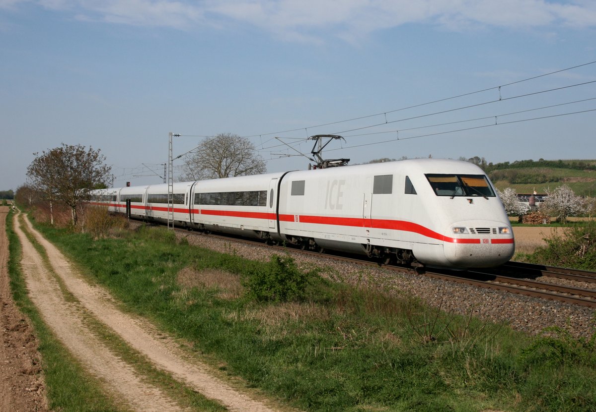 401 072 als ICE 371 (Berlin Ostbf–Interlaken Ost) am 22.04.2015 zwischen Buggingen und M�llheim (Baden)
