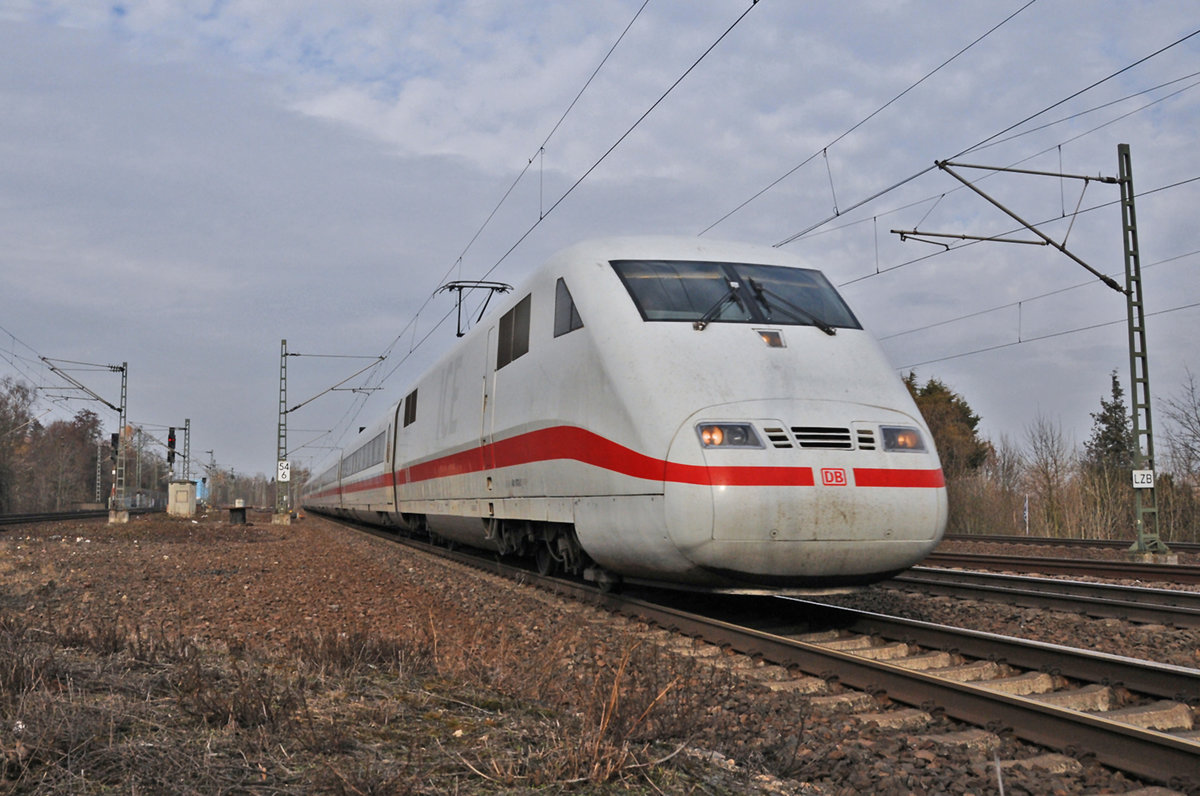 401 073-2 im Gross-Gerau (Dornberg) am 19.02.2017.  Kamera für eine niedrige Perspektive auf den Boden von Bahnsteig 3 gehalten. 