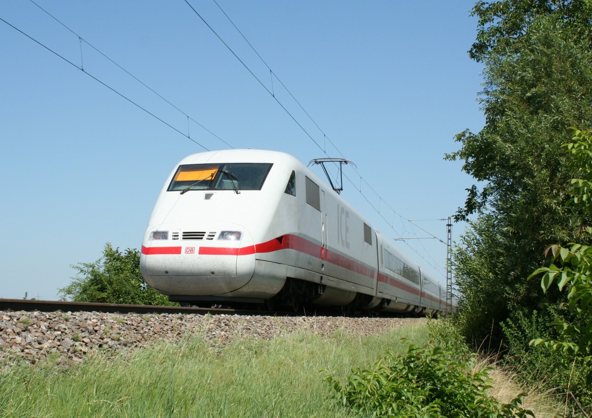 401 074-0 als ICE 72 von Z�rich nach Hamburg Altona am Vormittag des 05.08.13 n�rdlich von M�llheim (Baden).