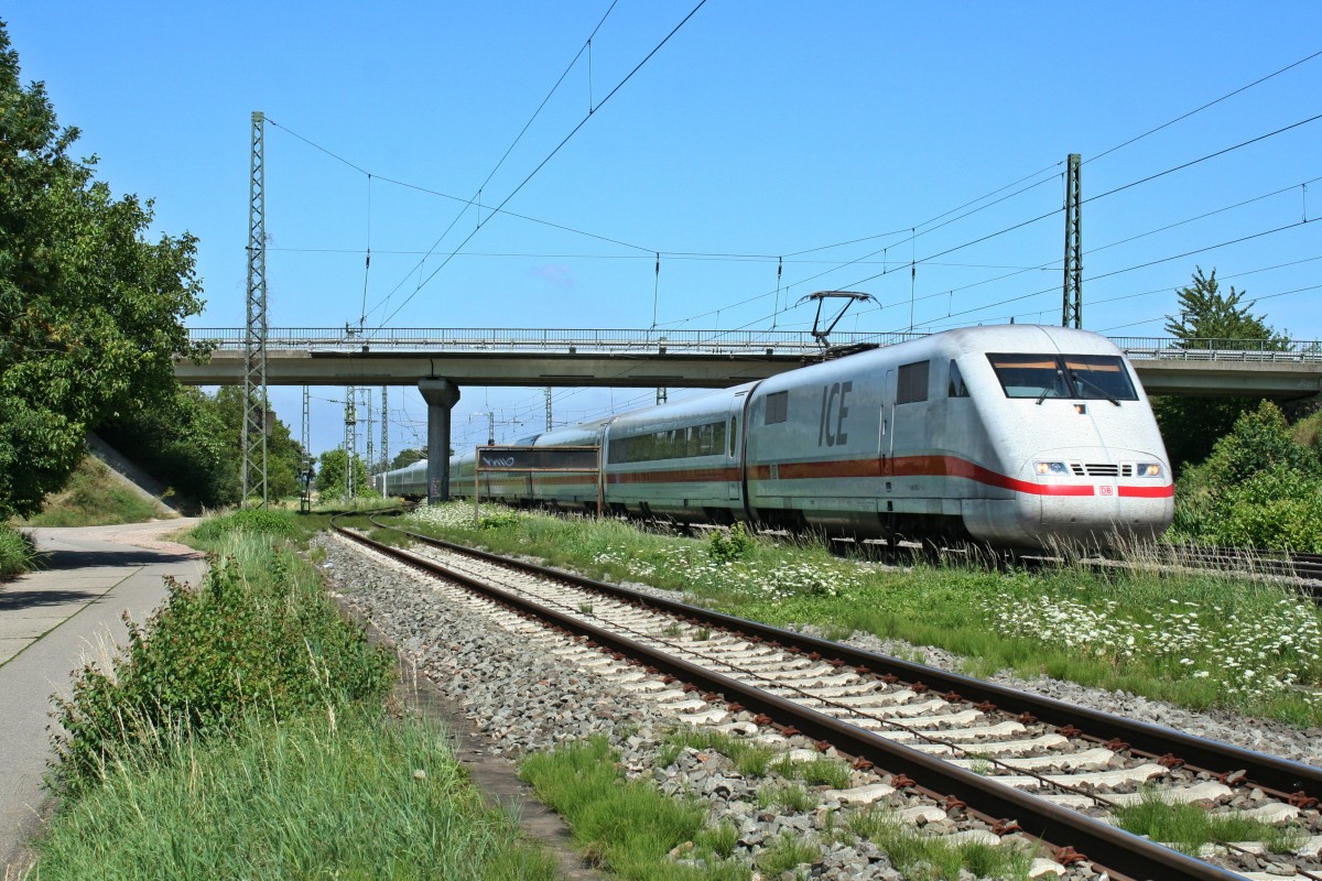 401 075-7 als ICE 73 von Kiel Hbf nach Z�rich HB am Nachmittag des 04.08.13 bei der Durchfahrt des s�dbadischen Bahnhofs M�llheim.