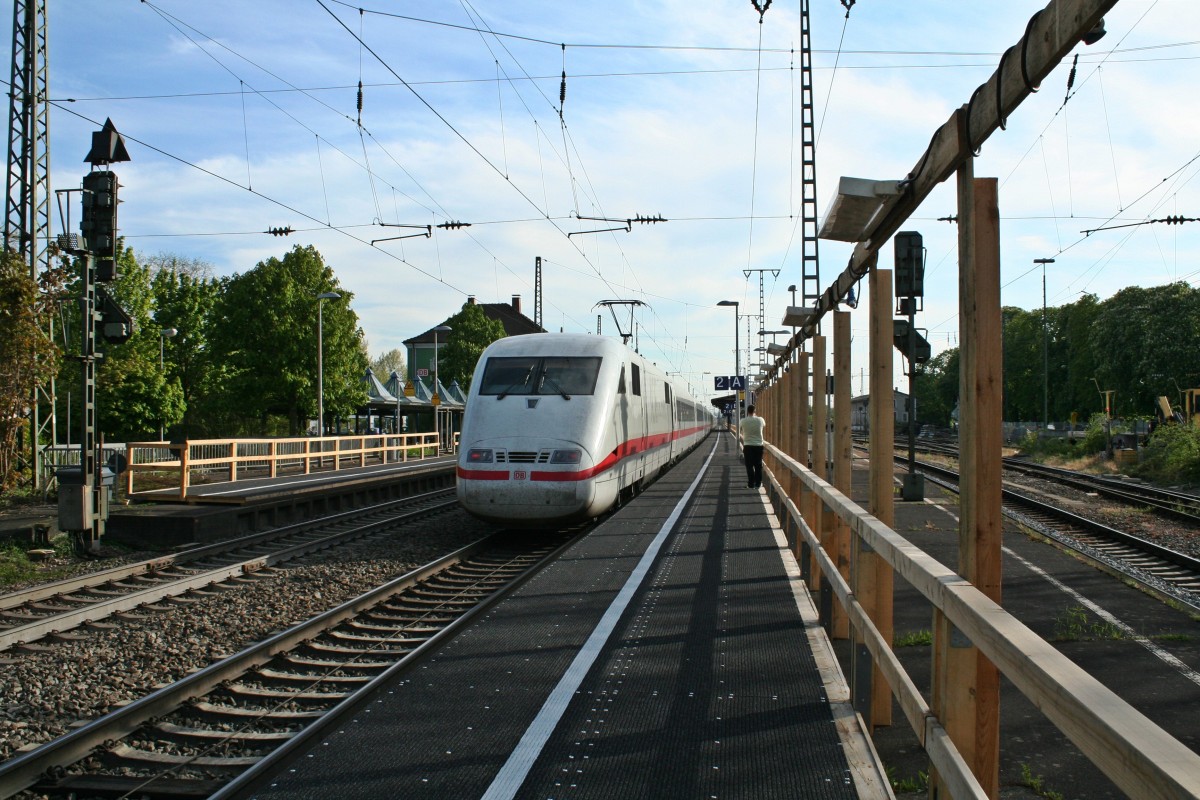 401 075-7 als ICE 75 von Hamburg-Altona nach Zrich HB am Nachmittag des 17.04.14 im Bahnhof Mllheim (Baden). 