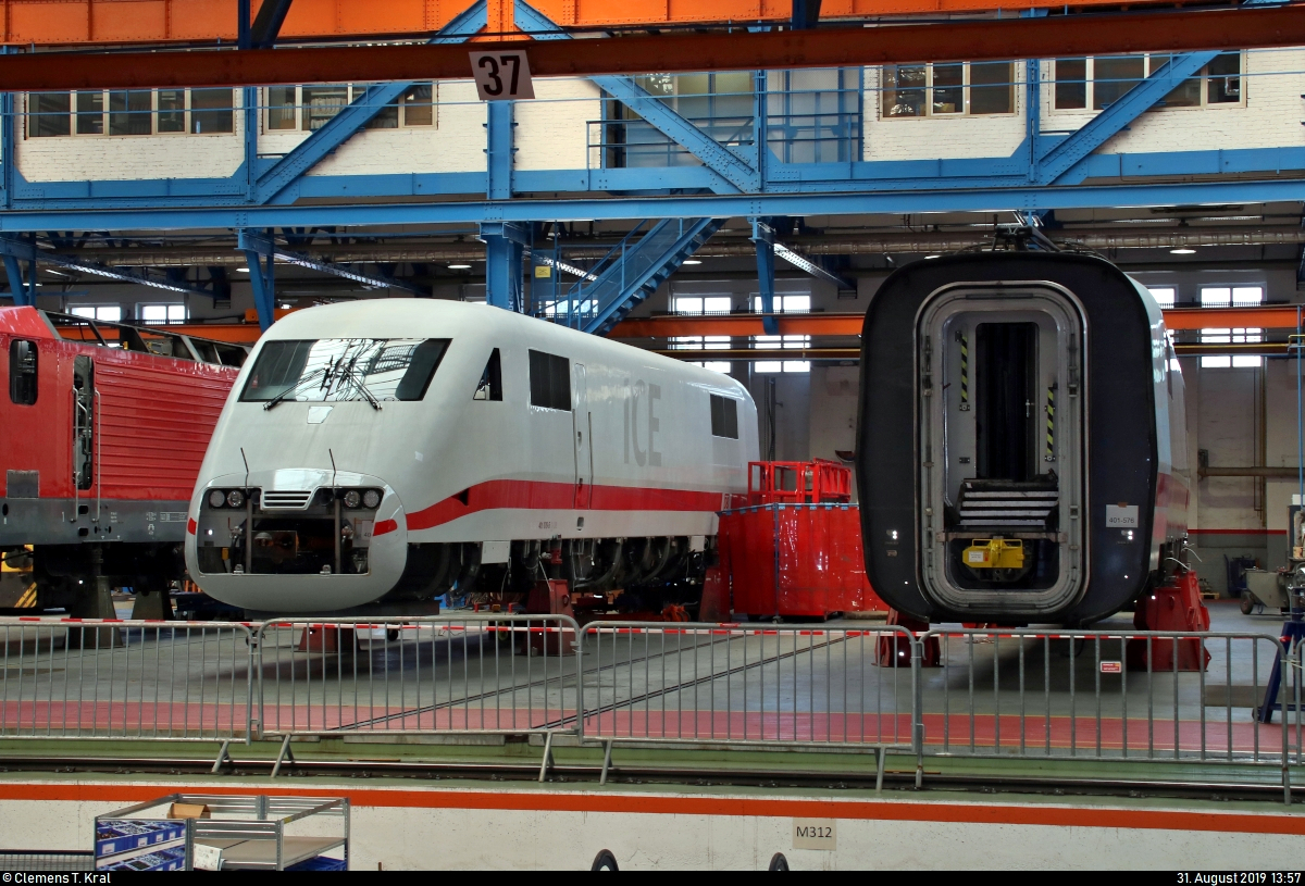 401 076-5 und 401 576-4, Triebköpfe von Tz 176  Bremen , stehen aufgebockt in der Werkhalle 1 des DB Werk Dessau (DB Fahrzeuginstandhaltung GmbH).
Aufgenommen während des Tags der offenen Tür anlässlich 90 Jahre Instandhaltung elektrischer Lokomotiven.
[31.8.2019 | 13:57 Uhr]