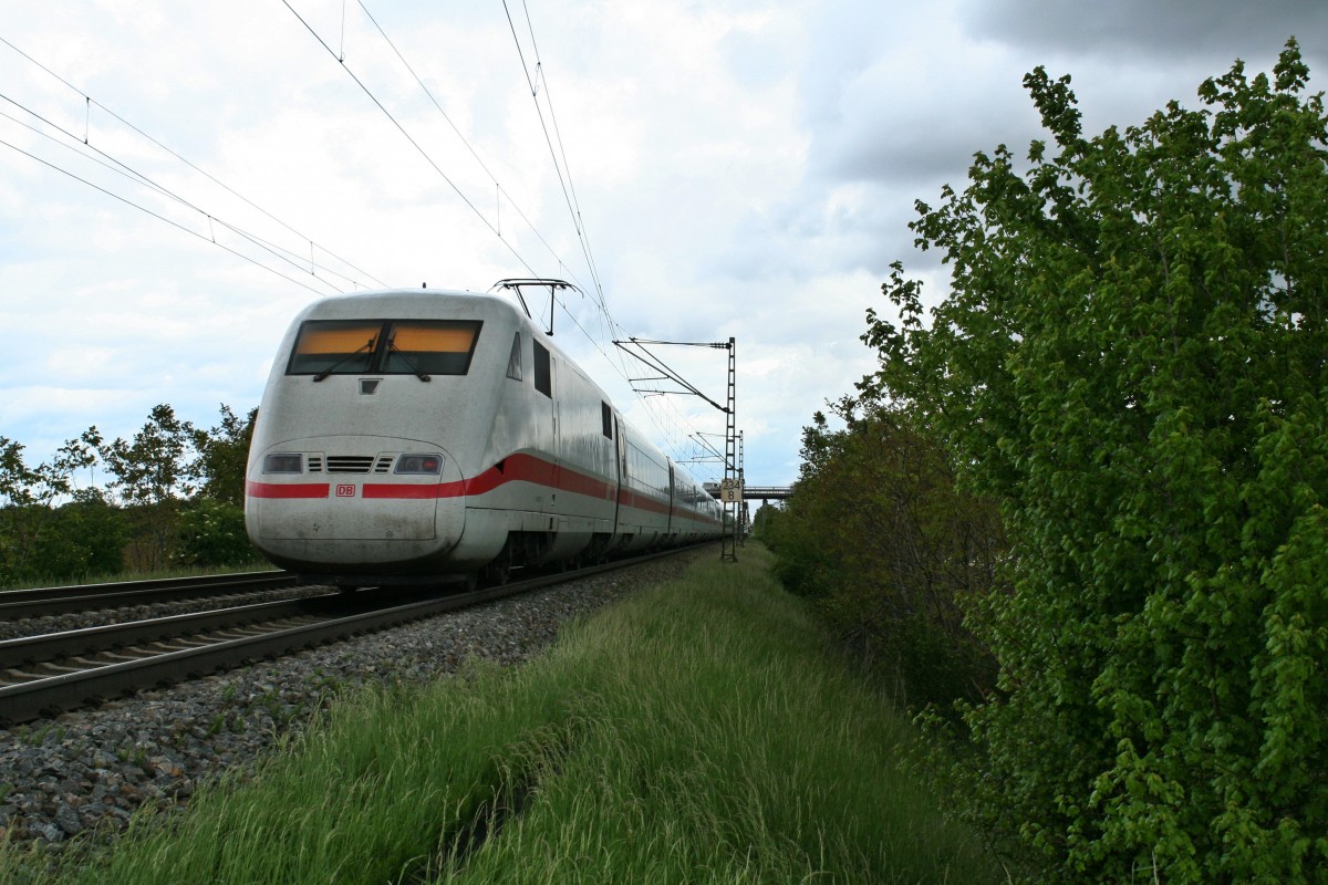 401 076-5 als ICE 74 von Z�rich HB nach Kiel Hbf am Mittag des 08.05.14 westlich von H�gelheim.