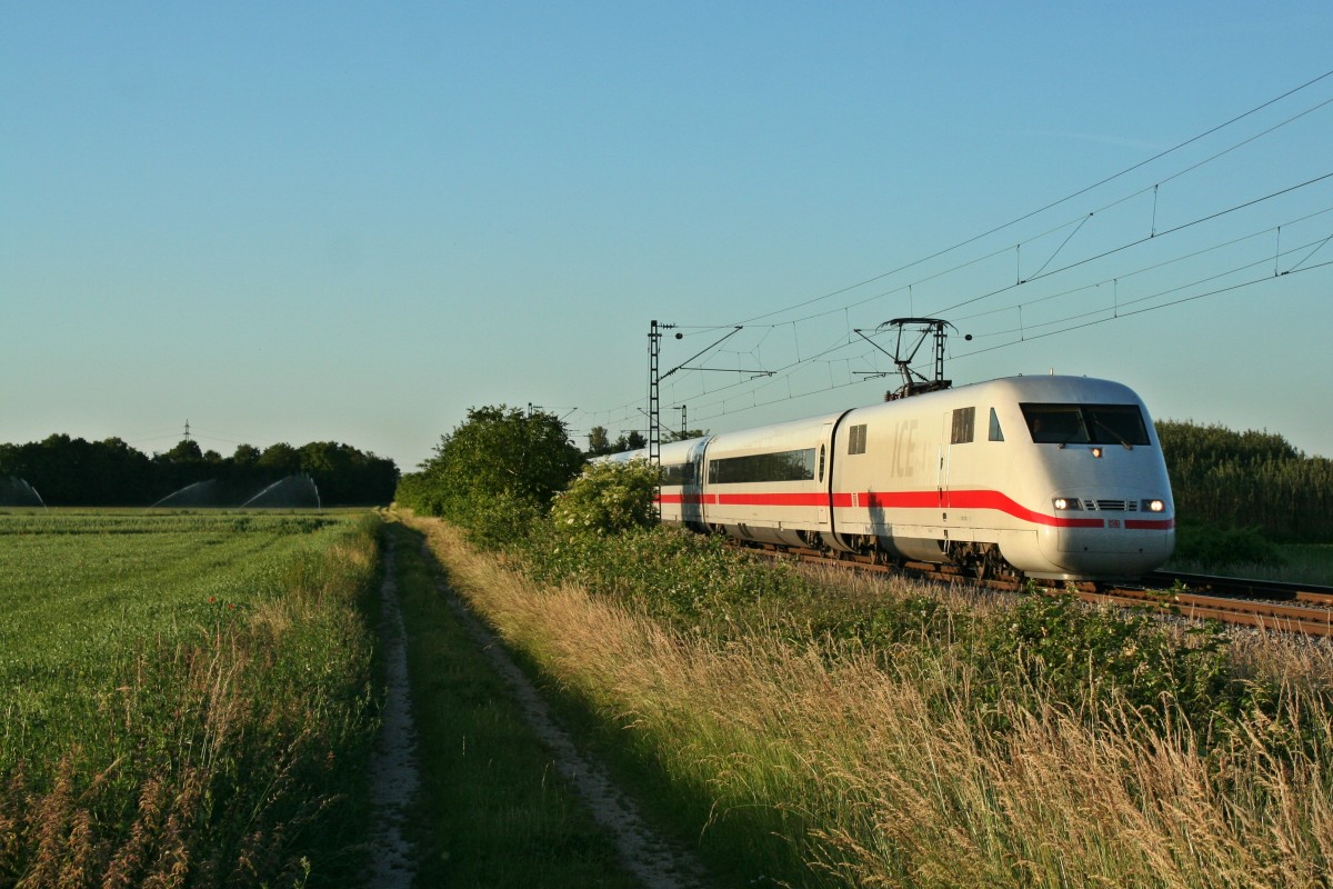 401 078-1 als ICE 79 von Hamburg-Altona nach Zrich HB am Abend des 05.06.14 sdlich von Buggingen.