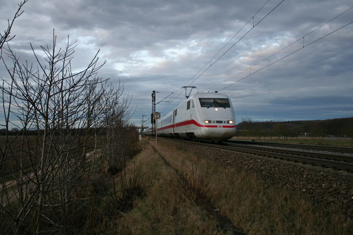 401 080-7 als ICE 75 von Hamburg-Altona nach Zrich HB am frhen Abend des 06.01.14 bei Hgelheim.