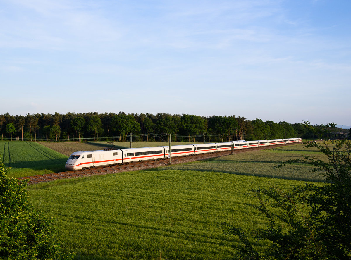 401 080 als ICE 1172 nach Hamburg bei Graben-Neudorf.(21.5.2016).