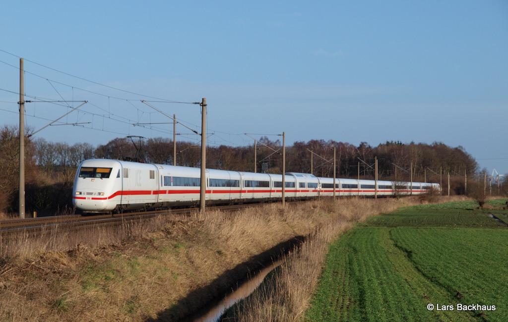 401 081-5 und 401 581-4 sind am 4.01.14 als ICE 77 nach Zürich unterwegs, als Sie Quarnstedt passieren.
