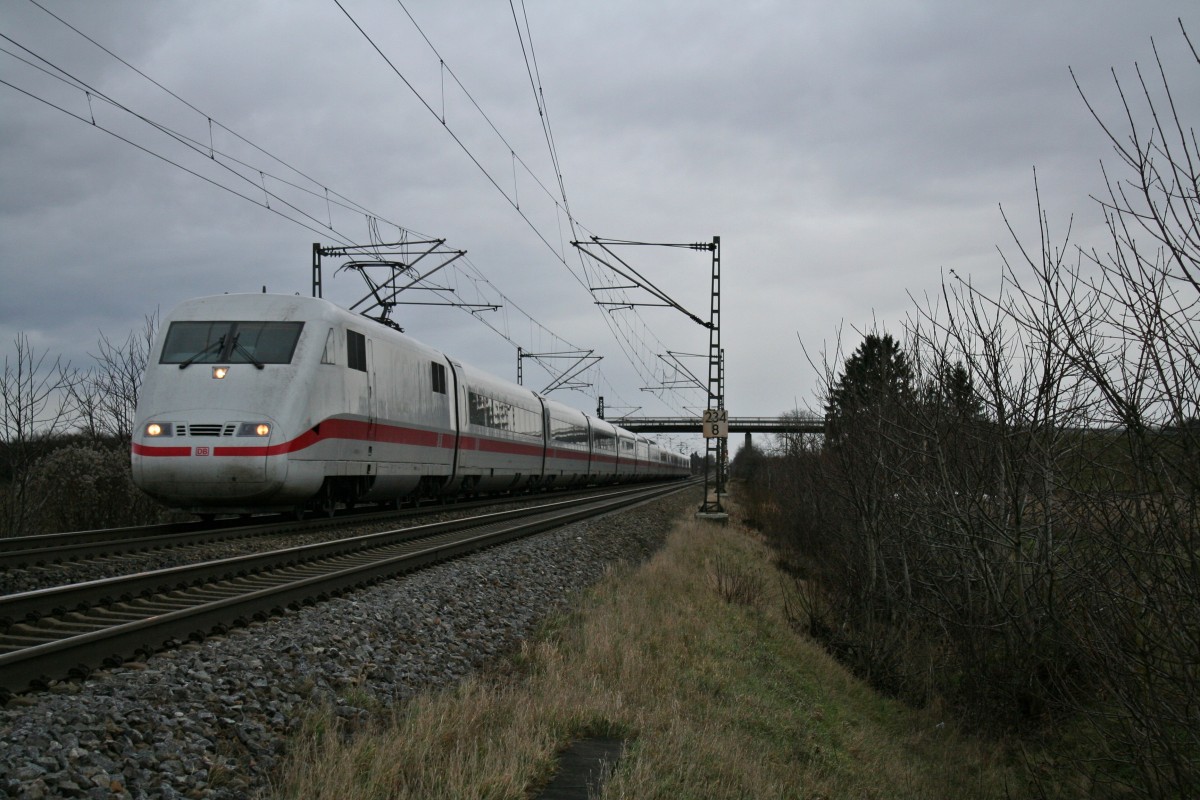 401 081-5 als ICE 275 von Berlin Ostbahnhof nach Interlaken Ost passiert am 03.01.14 den lngst nicht mehr vorhandenen Haltepunkt Hgelheim nrdlich von Mllheim (Baden).