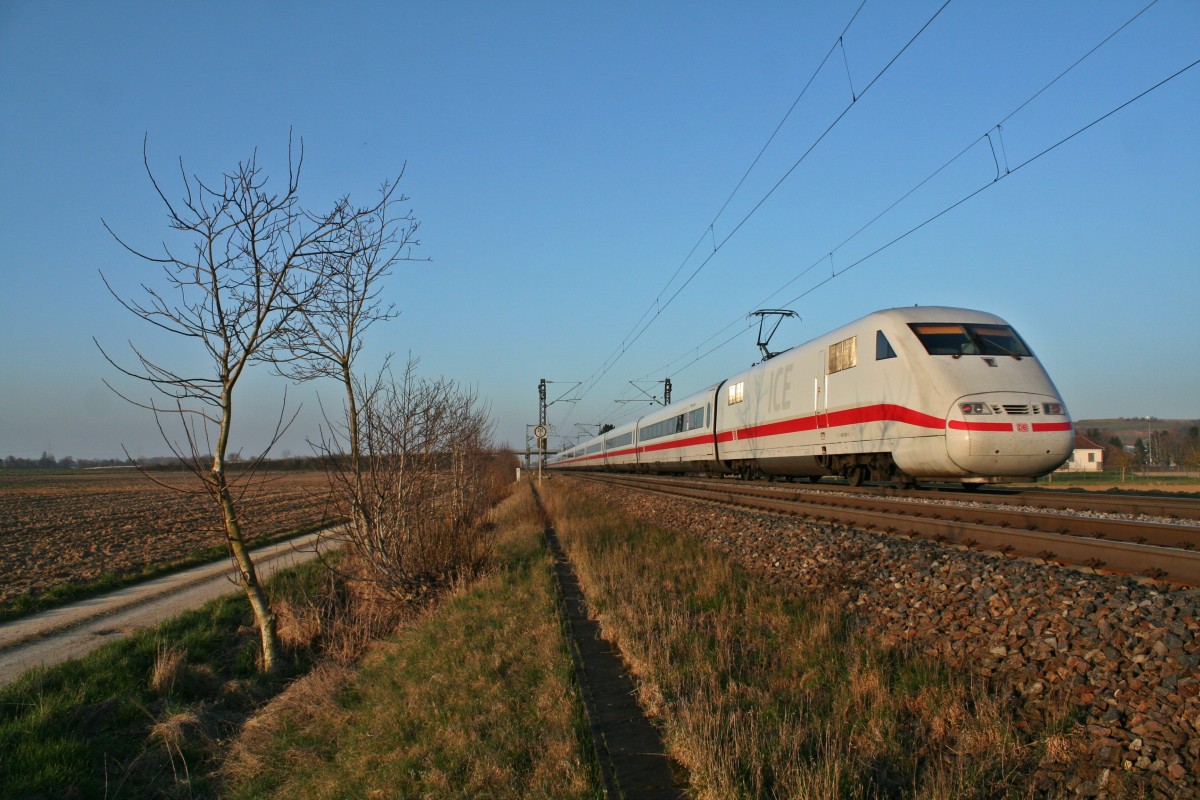401 081-6 als ICE 1172 von Zrich HB nach Hamburg-Altona am Abend des 08.03.14 bei Hgelheim.