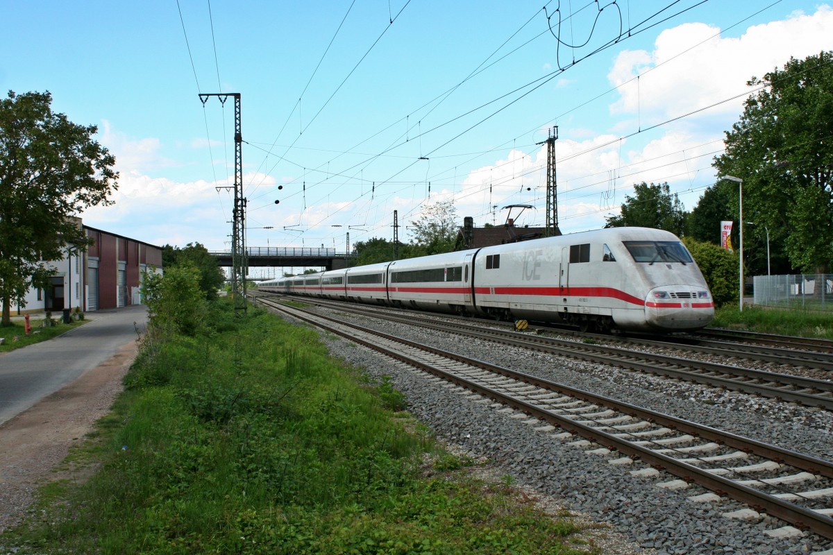401 082-3 als ICE 376 von Interlaken Ost nach Berlin Ostbahnhof am spten Nachmittag des 14.05.14 im Bahnhof Mllheim (Baden).