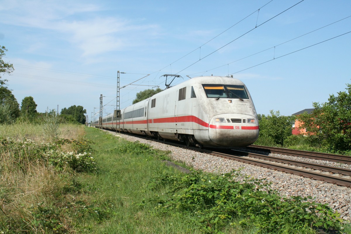 401 082-3 war am 04.08.13 als ICE 75 von Hamburg Altona nach Z�rich unterwegs. Hier ist der Zug s�dlich des Haltepunktes Buggingen zu sehen.